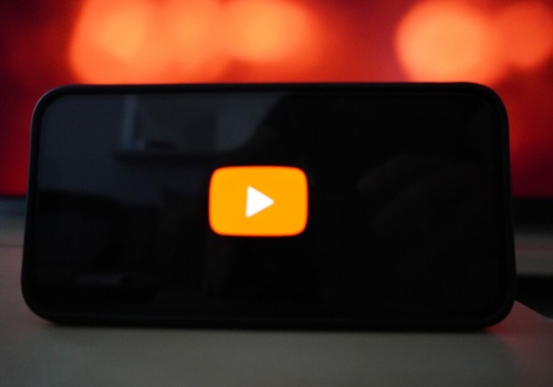 YouTube ukrywa tytuły, użytkownicy wściekli. Co za miszmasz