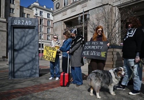 Kolejka donikąd na Placu Konstytucji. Amnesty International alarmuje w sprawie sytuacji Białorusinów
