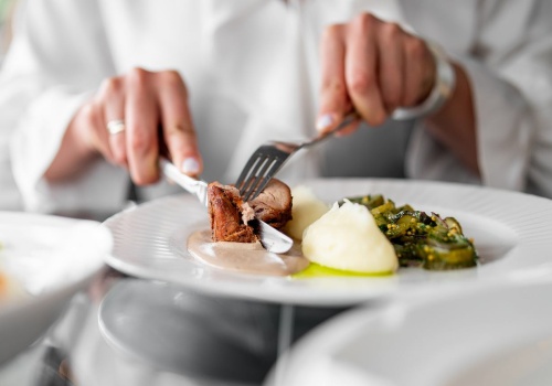 Senność po obiedzie i napady głodu? Lekarka: Zacznij jeść posiłki w tej kolejności