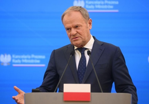 Rząd publikuje ustawy, analitycy prognozują obniżki od wtorku. Tusk: Płacimy wysoką cenę za wojny