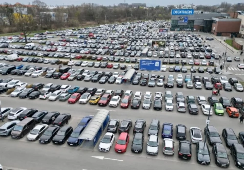 Oblężenie Magnolii Park w przedświąteczny weekend. Czy to się zmieni gdy parking będzie płatny?