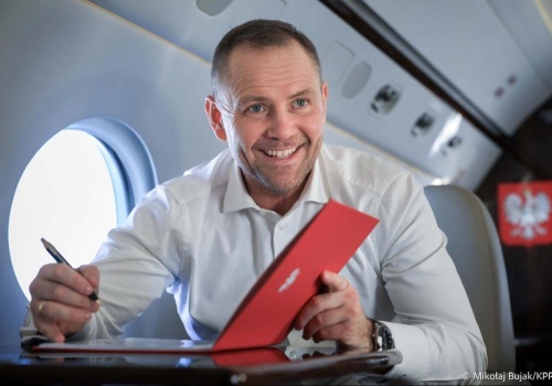 Lotu do Dallas. Nawrocki podpisał ustawy obniżające ceny paliw