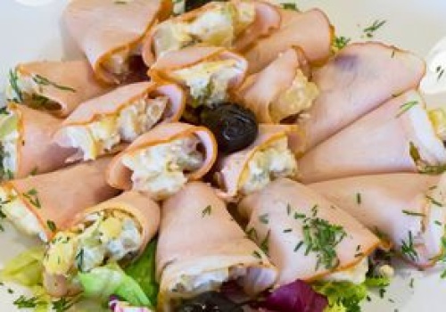 Zawijam w szynkę i podaję jako przystawkę. To prosty, a efektowny sposób