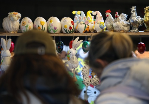 Kiełbasa w bułce za 50 zł. Jarmark wielkanocny w Krakowie ruszył