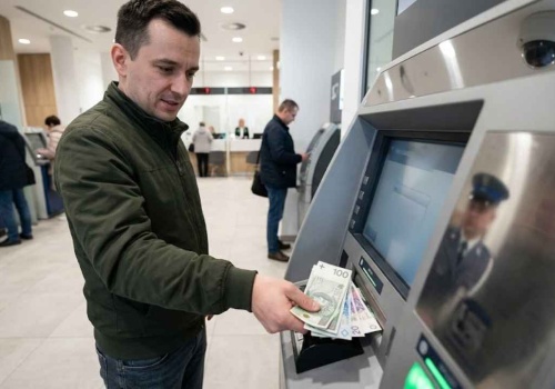 Wpłacasz gotówkę na konto? Uważaj, bank i skarbówka patrzą Ci na ręce