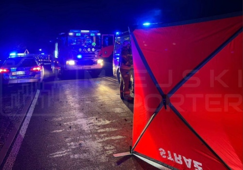 Makabryczny wypadek na DK50. Audi wbiło się w przyczepę z drewnem. Nie żyje 11-letnia dziewczynka