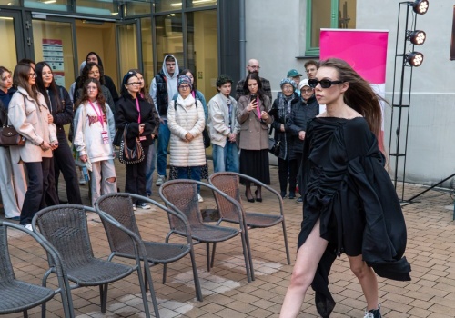 Dom Zemełki niczym profesjonalny wybieg. Młodzi projektanci zaprezentowali swoje kreacje