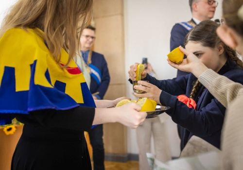 „Słodko i ciepło na sercu” –  fotoreportaż z ceremonii wręczenia Radosławowi Potracowi Orderu Uśmiechu
