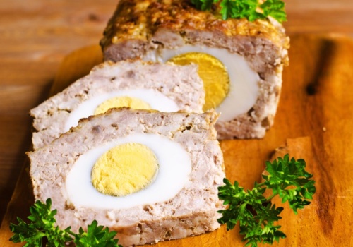 Pieczeń rzymska, ale z białej kiełbasy. Przepis Karoliny Stolarskiej-Bigos