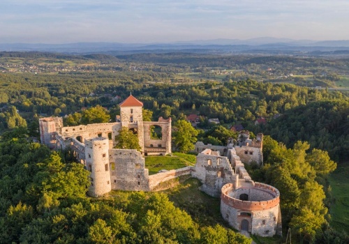 Ruiny zawieszone nad dolinami. Ten szlak warto sprawdzić w długi weekend