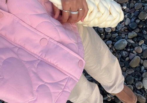 Pikowane kurtki w pastelowych odcieniach. OCHNIK i Reserved mają perełki, ale ta z Mango - unikat