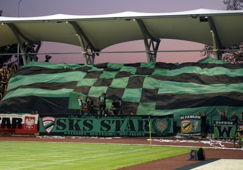 KSZO lepszy od Staru w jubileuszowych derbach. W przerwie bijatyka na trybunach