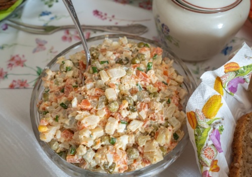 To najlepszy groszek do sałatki jarzynowej. Wcale nie chodzi o konserwowy