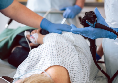 Cięcia w diagnostyce: tysiące Polaków utkną w kolejkach. Nowotwór poczeka?