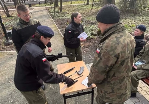 Bieg na orientację w Parku Aleksandria w Siedlcach. Uczniowie sprawdzili się w trudnych warunkach