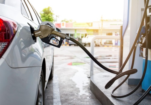 Dystrybutory przy supermarketach puste, zamykane są stacje paliw