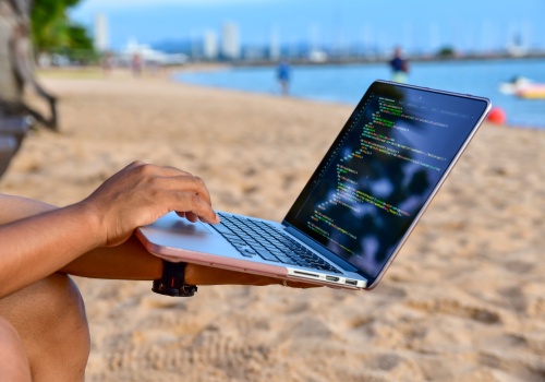 Zwolnienie bez wypowiedzenia za pracę zdalną z zagranicy. Sąd rozstrzygnął spór