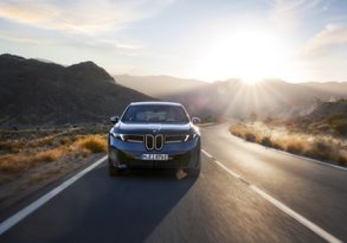 BMW uzupełnia gamę iX3 o nową wersję z mniejszym (ale wciąż niezłym) zasięgiem