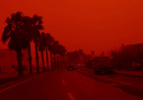 Niebo nagle zrobiło się czerwone. Niezwykłe zdjęcia z europejskiej wyspy