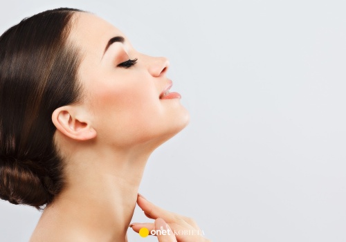 Ten nowy krem z wbudowanym masażerem robi owal jak kobido. Modeluje policzki