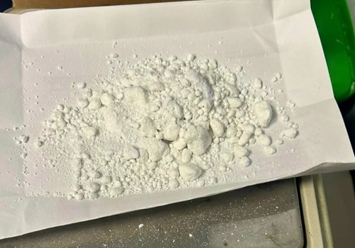 Nerwowy pasażer zwrócił uwagę policjantek. W aucie i mieszkaniu 35-latka znaleziono narkotyki