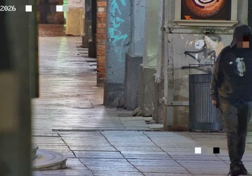 Mężczyzna z nożem zatrzymany na olsztyńskiej starówce. Monitoring wychwycił zagrożenie