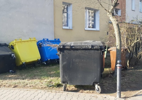 Śmieciowa rewolucja w Warszawie. Jak zwykle z problemami