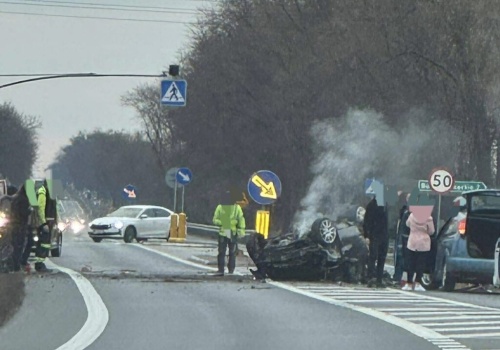 Uderzył w wysepkę, zderzył się czołowo z fordem i dachował. Do akcji ratunkowej skierowano śmigłowiec LPR