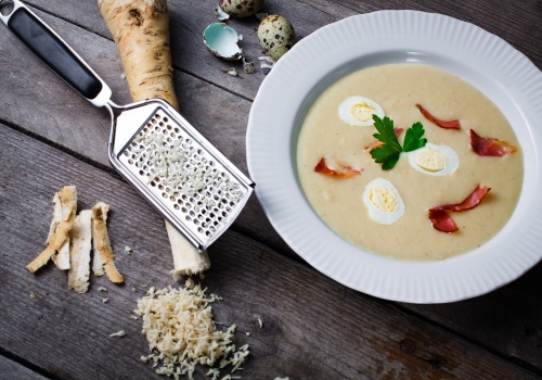 Dlaczego warto jeść chrzan? Wspomaga trawienie i odporność. Dodaj go nie tylko do wielkanocnego jajka. Jak zrobić domowy chrzan tarty?