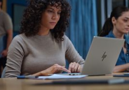 Laptop typowo do pracy z AI. HP EliteBook 6 G2q imponuje specyfikacją