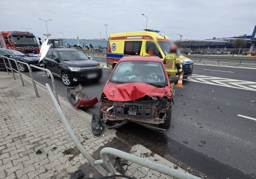 Groźny wypadek na ul. Conrada. Samochód wjechał na chodnik i potrącił pieszą