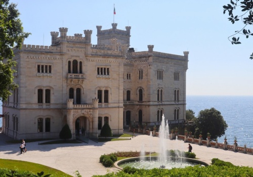 Najpiękniejszy zamek nad Adriatykiem. Słynie z mrocznej legendy