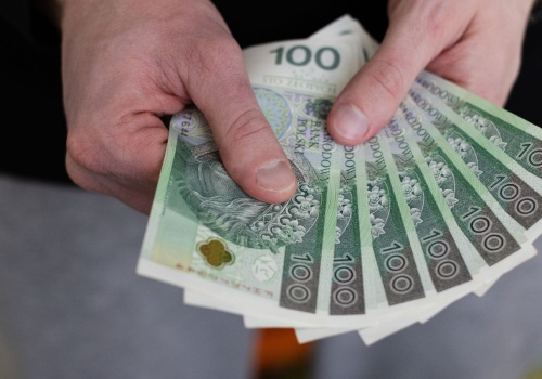 Potrwa do połowy kwietnia. Przelewy trafią do 2,4 miliona Polaków. Trzeba spełnić jeden warunek