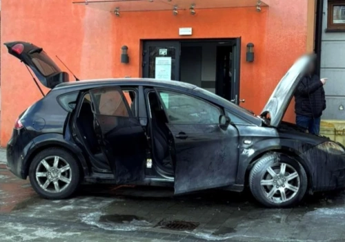 Policjant z Katowic po służbie ruszył do akcji. Ugasił płonące auto