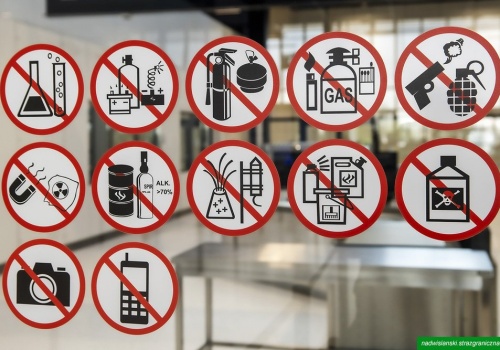 Chciał polecieć do Eindhoven. “Zażartował” o bombie. Lotnisko opuścił z mandatem