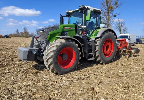 Pokaz maszyn Agravis Technik Polska pod Czarnkowem. W akcji 9 ciągników i opryskiwacz samojezdny
