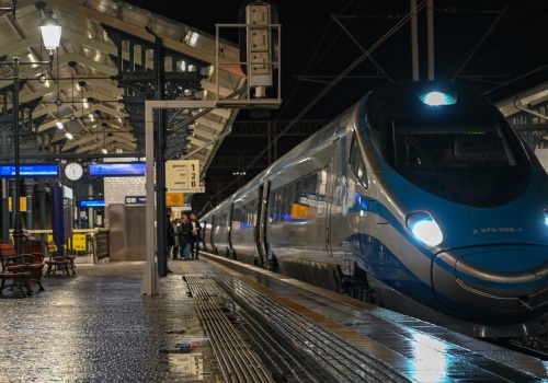 Pociągi między największymi miastami pojadą z prędkością ponad 300 km/h