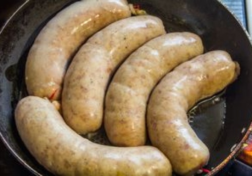 Jak parzyć białą kiełbasę, żeby nie pękała? Sposób jest banalnie prosty