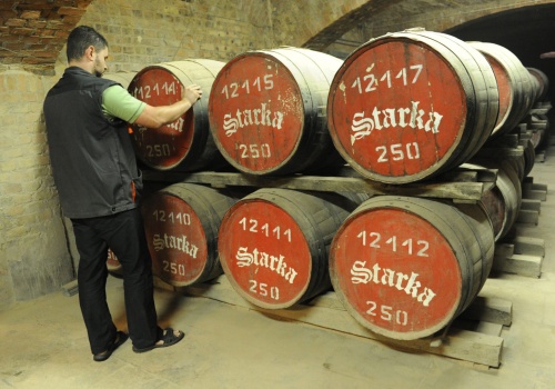 Miliony w beczkach! Upadła fabryka może być warta fortunę