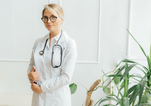 Dobrostan lekarzy w Polsce – raport ujawnia skalę przeciążenia i agresji wobec medyków