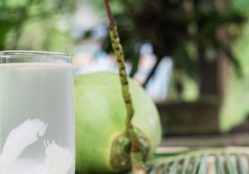 Nawadnia lepiej niż zwykła woda. Ma mnóstwo elektrolitów i niewiele kalorii