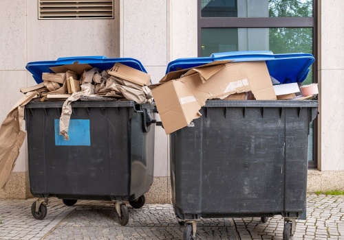 Nie zgniatasz kartonów przed wyrzuceniem? Nawet nie wiesz, jaka kara może cię czekać