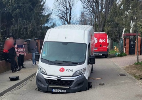 Pod jadącym busem zapadła się droga. Pojazd wpadł do zapadliska