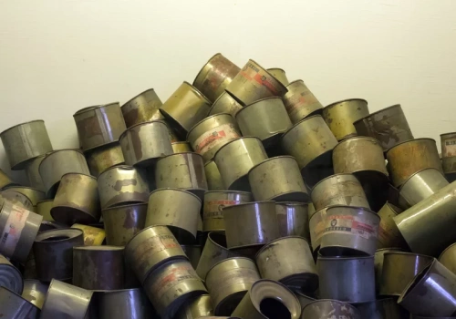 Polak handlował hitlerowskimi mundurami i hełmami. Miał też puszkę z napisem „Cyklon B”