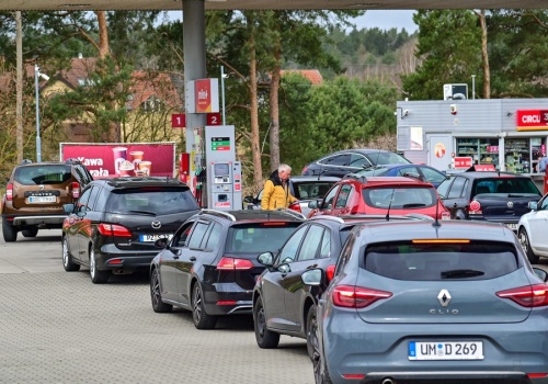 Benzyna tańsza nawet 3 zł na litrze. Kierowcy z Niemiec szturmują polskie stacje