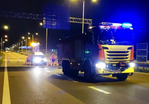 Bus przewrócił się na ekspresówce. Powodem ma być wystrzał opony