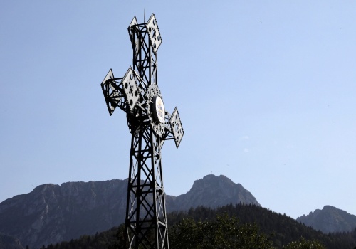 Rocznica śmierci Jana Pawła II: zamiast Giewontu rozświetlono krzyż w Poroninie