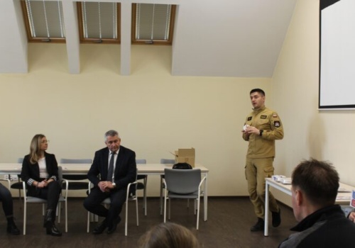 Bezpieczniej w gminie Grabica. Strażacy przekazali czujki, które ratują życie