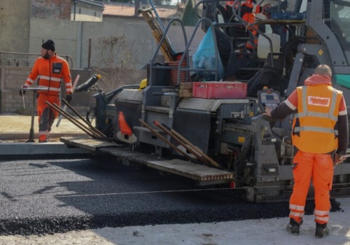 Trwa układanie nawierzchni na rondzie ks. Pecolta i ul. Wolborskiej