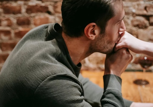 Sąd Najwyższy Hiszpanii skazał mężczyznę za pocałowanie kobiety w dłoń